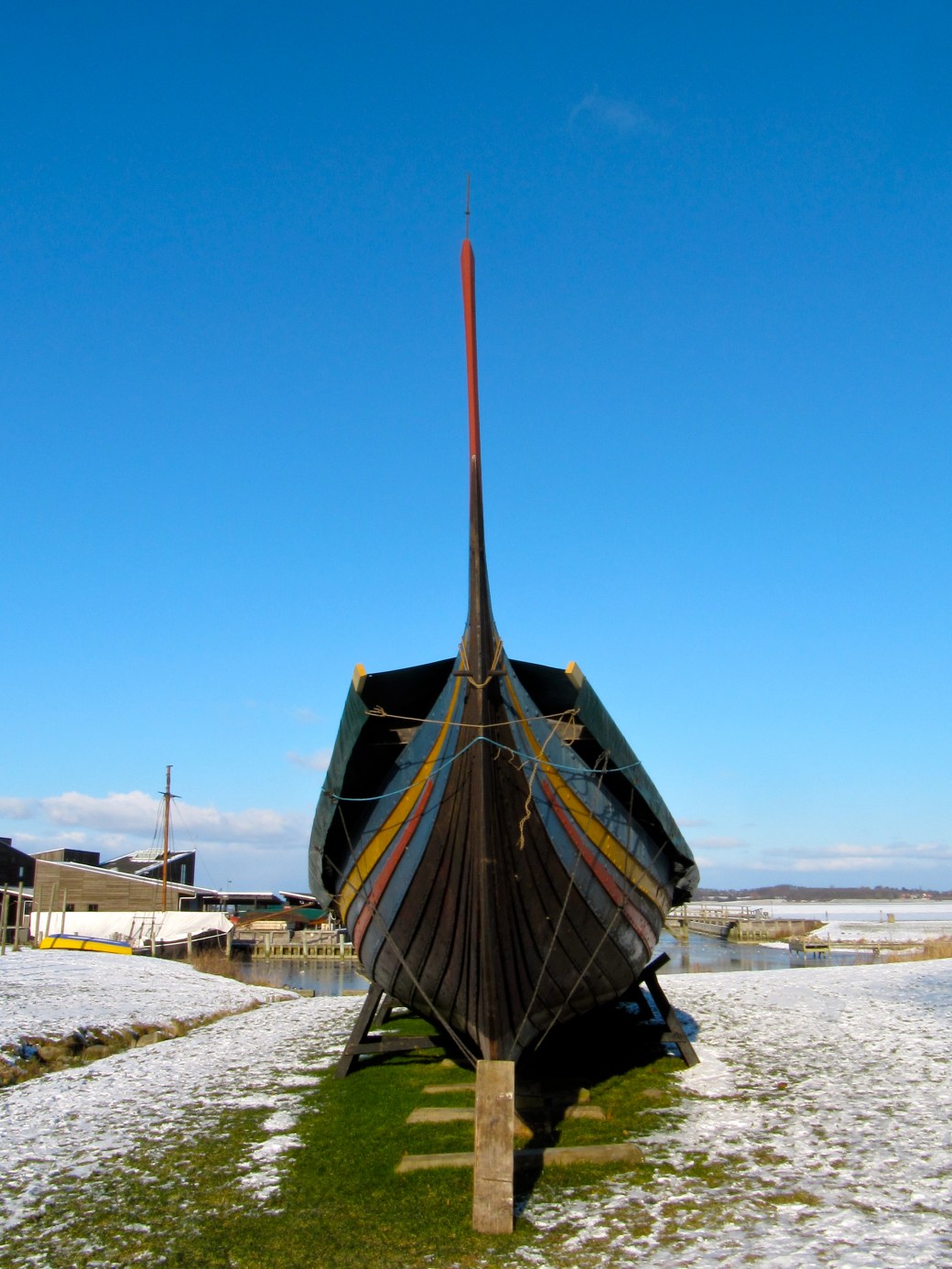 THE SEA STALLION FROM GLENDALOUGH PÅ BEDDING