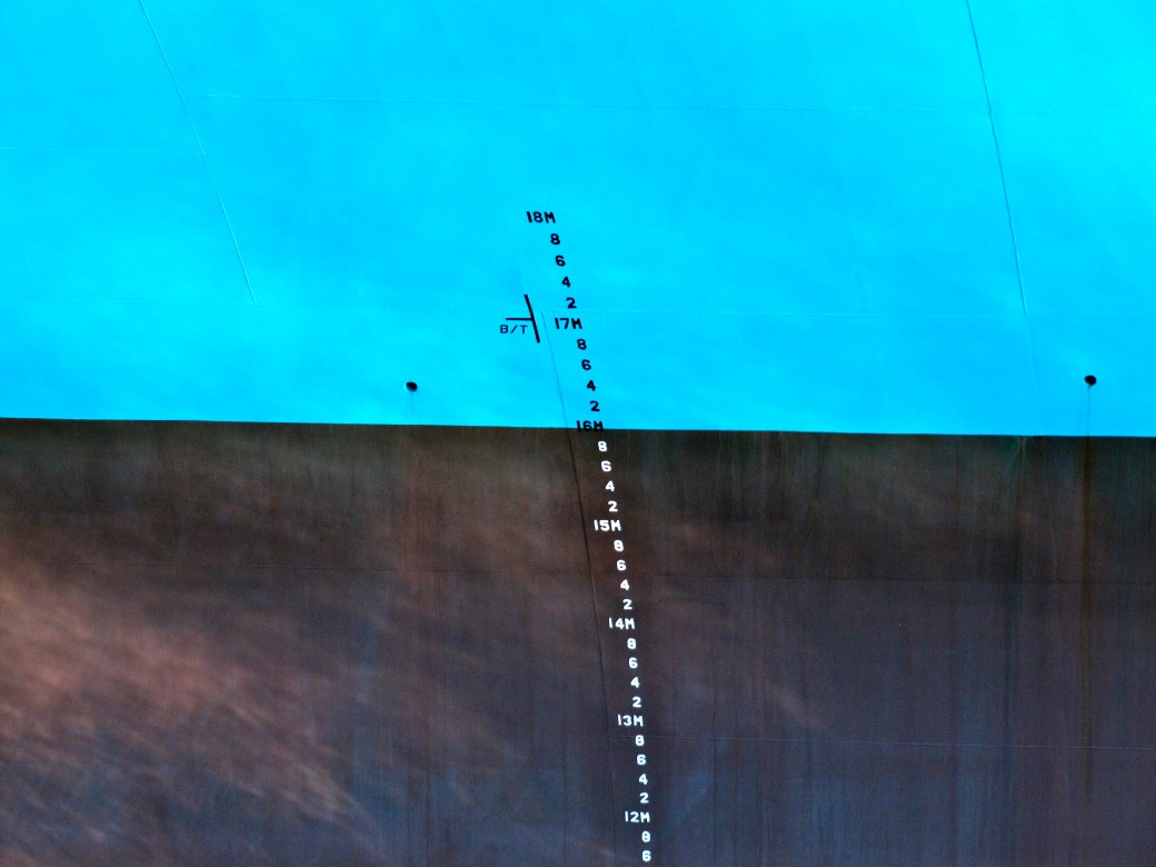 Majestic Mærsk stikker 16 meter, når det er lastet.