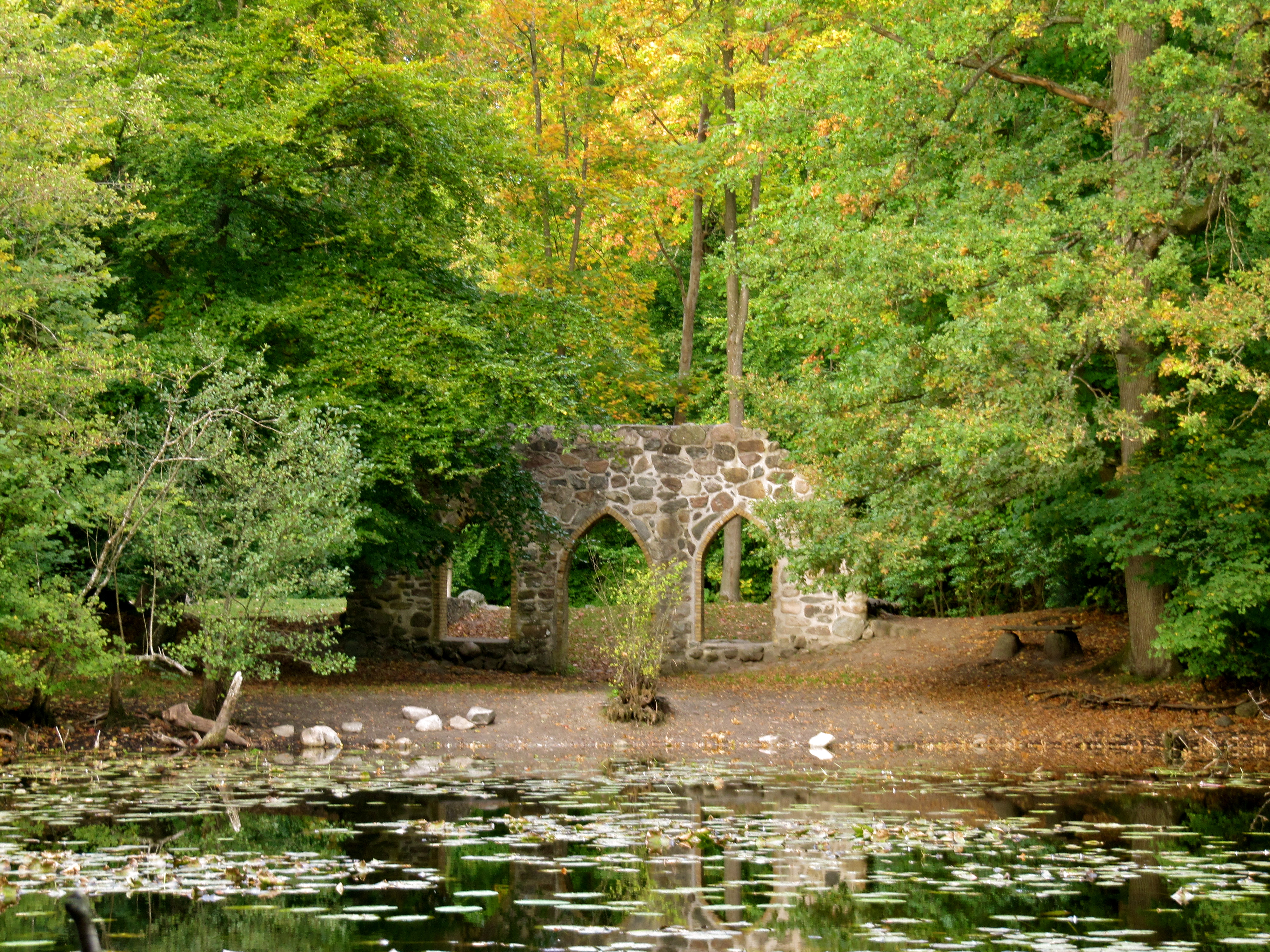 Resterne af Frederik den 7.' lysthus.